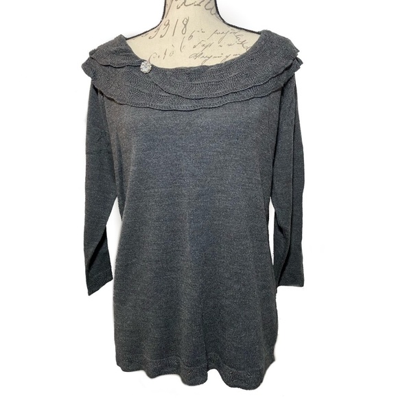Briggs New York Sweaters - Briggs Scalloped Sweater With Rhinestone Accent Size Medium